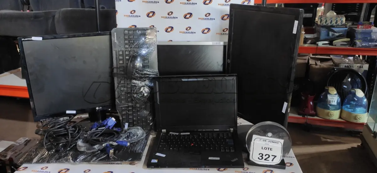 LOTE 327 - 01 NOTEBOOK MODELO THINKPAD MARCA LENOVO, 02 TECLADOS DE PC E 03 MONITORES DE MARCAS E MODELOS DIVERSOS. (NO ESTADO) ATENÇÃO! FAZER A VISITAÇÃO ANTES DE ARREMATAR, NÃO SABEMOS SE FUNCIONA, LEILÃO NÃO TEM GARANTIA E NEM DEVOLUÇÃO, SUJEITO A POSSÍVEIS AVARIAS VISÍVEIS/OCULTAS E/OU AUSÊNCIA DE COMPONENTES.