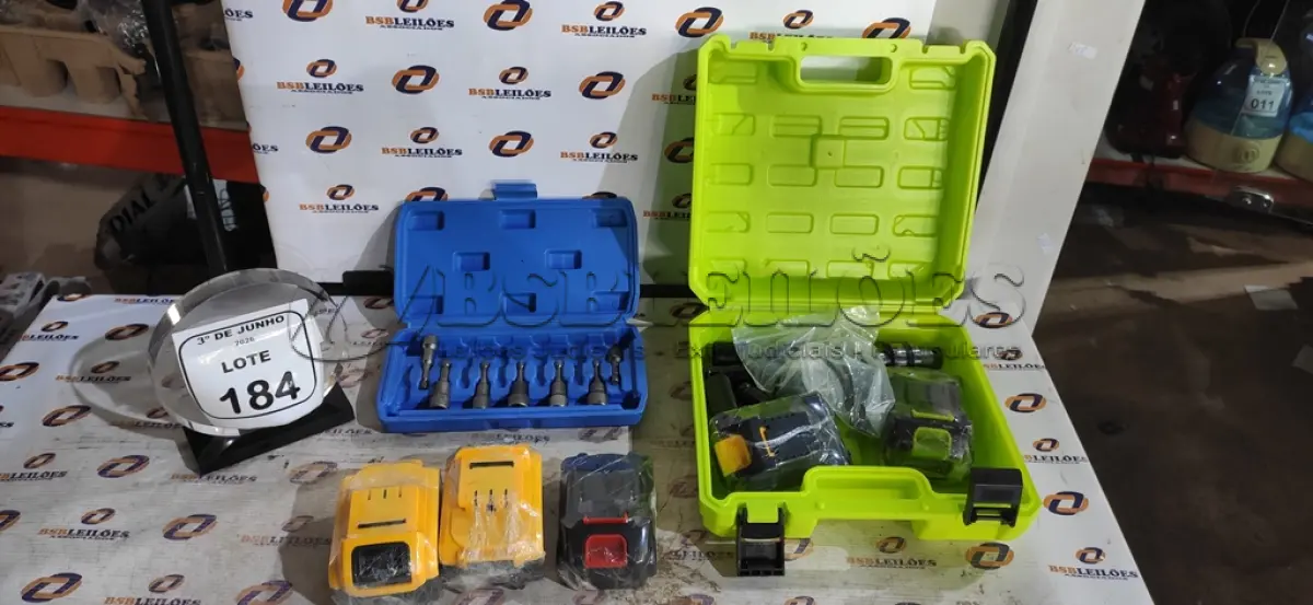 LOTE 184 - 05 BATERIAS PARA FERRAMENTAS, 01 JOGO DE BITS E SOQUETES E 02 CASES PARA FERRAMENTAS. (NO ESTADO) ATENÇÃO! FAZER A VISITAÇÃO ANTES DE ARREMATAR, NÃO SABEMOS SE FUNCIONA, LEILÃO NÃO TEM GARANTIA E NEM DEVOLUÇÃO, SUJEITO A POSSÍVEIS AVARIAS VISÍVEIS/OCULTAS E/OU AUSÊNCIA DE COMPONENTES.