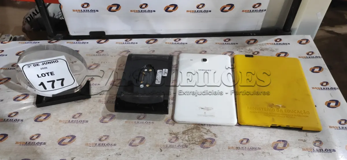 LOTE 177 - 01 PORTA RETRATO DIGITAL E 02 TABLETS MARCA POSITIVO E SAMSUNG. (NO ESTADO) ATENÇÃO! FAZER A VISITAÇÃO ANTES DE ARREMATAR, NÃO SABEMOS SE FUNCIONA, LEILÃO NÃO TEM GARANTIA E NEM DEVOLUÇÃO, SUJEITO A POSSÍVEIS AVARIAS VISÍVEIS/OCULTAS E/OU AUSÊNCIA DE COMPONENTES.