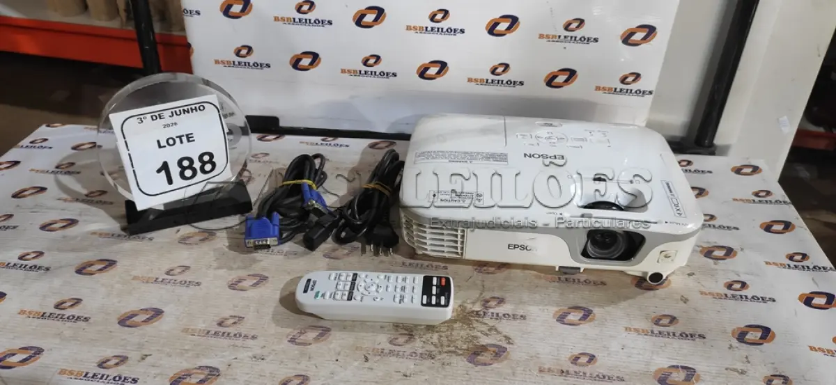 LOTE 188 - 01 PROJETOR COM CABOS E BOLSA MARCA EPSON. (NO ESTADO) ATENÇÃO! FAZER A VISITAÇÃO ANTES DE ARREMATAR, NÃO SABEMOS SE FUNCIONA, LEILÃO NÃO TEM GARANTIA E NEM DEVOLUÇÃO, SUJEITO A POSSÍVEIS AVARIAS VISÍVEIS/OCULTAS E/OU AUSÊNCIA DE COMPONENTES.