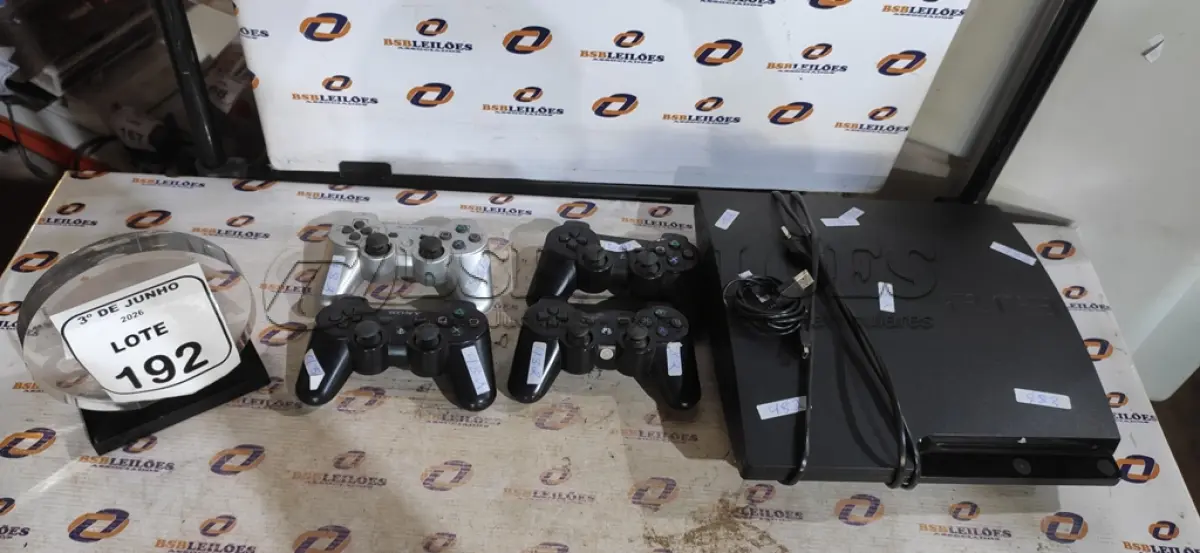 LOTE 192 - 01 PLAY STATION 3 E 04 CONTROLES. (NO ESTADO) ATENÇÃO! FAZER A VISITAÇÃO ANTES DE ARREMATAR, NÃO SABEMOS SE FUNCIONA, LEILÃO NÃO TEM GARANTIA E NEM DEVOLUÇÃO, SUJEITO A POSSÍVEIS AVARIAS VISÍVEIS/OCULTAS E/OU AUSÊNCIA DE COMPONENTES.