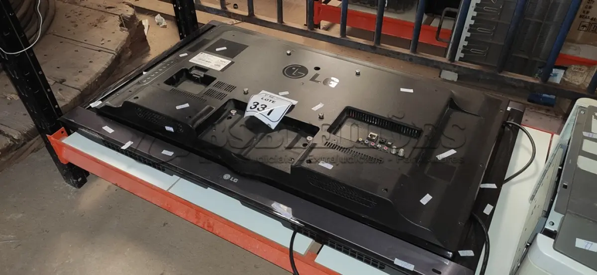 LOTE 331 - 02 TVS 32’’ E 42’’ MARCA LG PARA RETIRADA DE PEÇAS. (NO ESTADO) ATENÇÃO! FAZER A VISITAÇÃO ANTES DE ARREMATAR, NÃO SABEMOS SE FUNCIONA, LEILÃO NÃO TEM GARANTIA E NEM DEVOLUÇÃO, SUJEITO A POSSÍVEIS AVARIAS VISÍVEIS/OCULTAS E/OU AUSÊNCIA DE COMPONENTES.