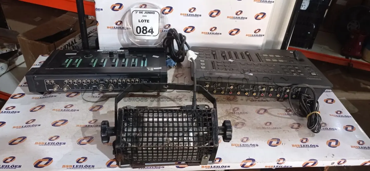 LOTE 084 - 01 REFLETOR HOLOFOTE E 02 MIXERS DE ÁUDIO E VÍDEO MARCAS PNASONIC E KRAMER. (NO ESTADO) ATENÇÃO! FAZER A VISITAÇÃO ANTES DE ARREMATAR, NÃO SABEMOS SE FUNCIONA, LEILÃO NÃO TEM GARANTIA E NEM DEVOLUÇÃO, SUJEITO A POSSÍVEIS AVARIAS VISÍVEIS/OCULTAS E/OU AUSÊNCIA DE COMPONENTES.