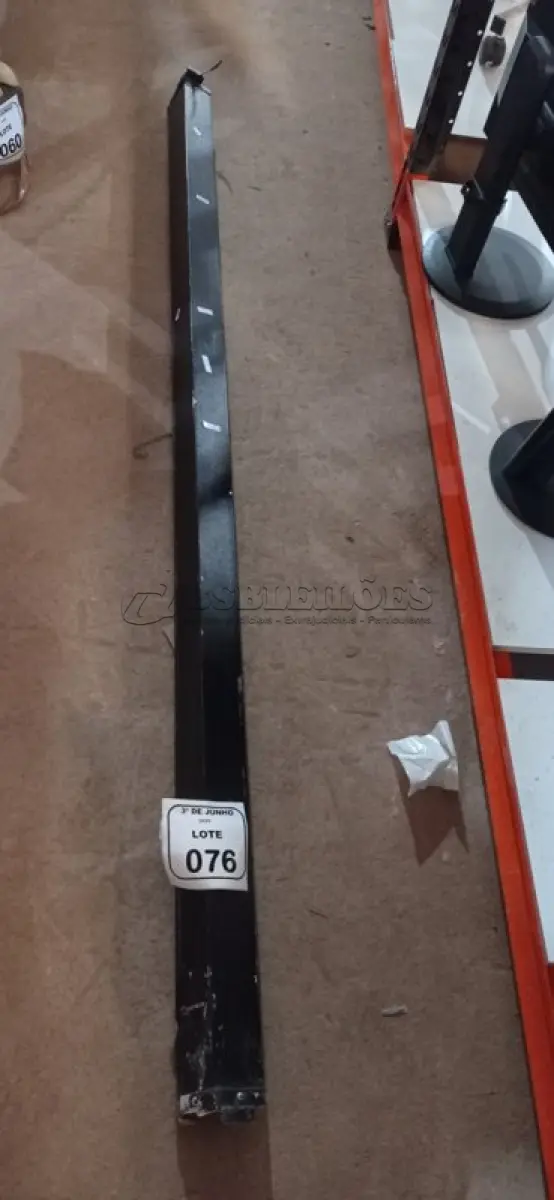 LOTE 076 - 01 TELA DE PROJEÇÃO RETRÁTIL. (NO ESTADO) ATENÇÃO! FAZER A VISITAÇÃO ANTES DE ARREMATAR, NÃO SABEMOS SE FUNCIONA, LEILÃO NÃO TEM GARANTIA E NEM DEVOLUÇÃO, SUJEITO A POSSÍVEIS AVARIAS VISÍVEIS/OCULTAS E/OU AUSÊNCIA DE COMPONENTES.
