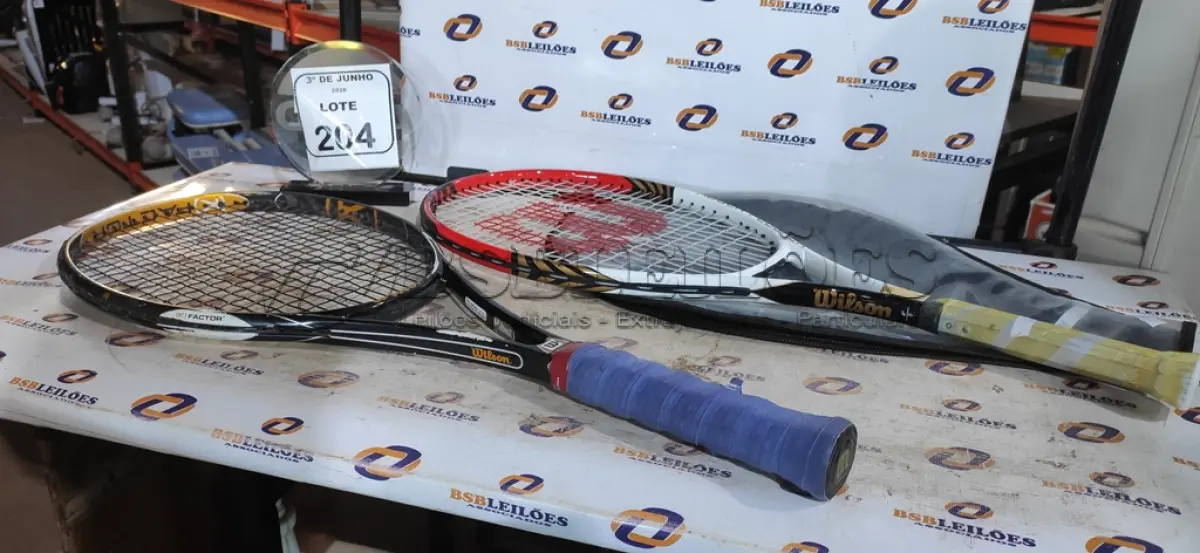 LOTE 204 - 02 RAQUETES DE TÊNIS. (NO ESTADO) ATENÇÃO! FAZER A VISITAÇÃO ANTES DE ARREMATAR, NÃO SABEMOS SE FUNCIONA, LEILÃO NÃO TEM GARANTIA E NEM DEVOLUÇÃO, SUJEITO A POSSÍVEIS AVARIAS VISÍVEIS/OCULTAS E/OU AUSÊNCIA DE COMPONENTES.