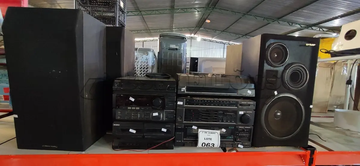 LOTE 063 - 01 RÁDIO VITROLA TOCA FITAS MODELO PRDT-300D MARCA PHILCO-HITACHI, 01 MICRO SYSTEM MODELO FH-G50 MARCA SONY E 04 CAIXAS DE SOM DE MARCAS E MODELOS DIVERSOS. (NO ESTADO) ATENÇÃO! FAZER A VISITAÇÃO ANTES DE ARREMATAR, NÃO SABEMOS SE FUNCIONA, LEILÃO NÃO TEM GARANTIA E NEM DEVOLUÇÃO, SUJEITO A POSSÍVEIS AVARIAS VISÍVEIS/OCULTAS E/OU AUSÊNCIA DE COMPONENTES.