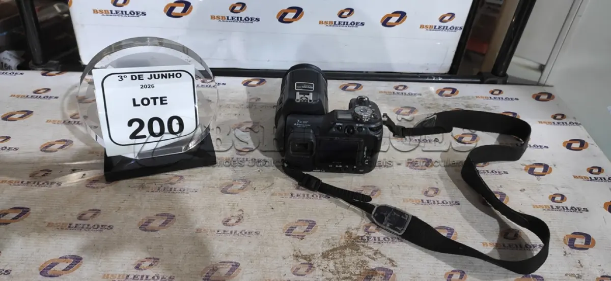LOTE 200 - 01 MÁQUINA FOTOGRÁFICA MARCA SONY. (NO ESTADO) ATENÇÃO! FAZER A VISITAÇÃO ANTES DE ARREMATAR, NÃO SABEMOS SE FUNCIONA, LEILÃO NÃO TEM GARANTIA E NEM DEVOLUÇÃO, SUJEITO A POSSÍVEIS AVARIAS VISÍVEIS/OCULTAS E/OU AUSÊNCIA DE COMPONENTES.