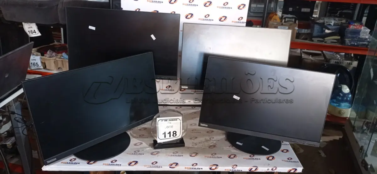 LOTE 118 - 04 MONITORES MODELOS THINLVISION MARCA LENOVO. (NO ESTADO) ATENÇÃO! FAZER A VISITAÇÃO ANTES DE ARREMATAR, NÃO SABEMOS SE FUNCIONA, LEILÃO NÃO TEM GARANTIA E NEM DEVOLUÇÃO, SUJEITO A POSSÍVEIS AVARIAS VISÍVEIS/OCULTAS E/OU AUSÊNCIA DE COMPONENTES.