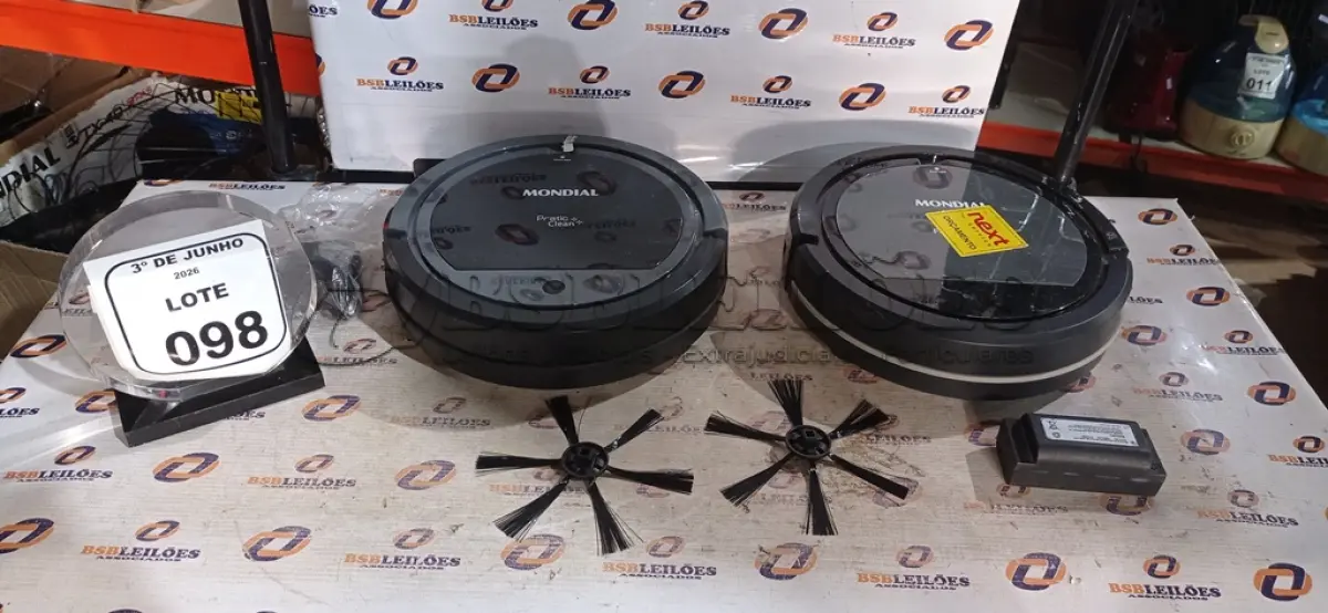 LOTE 098 - 02 ASPIRADORES DE PÓ ROBÔ. (NO ESTADO) ATENÇÃO! FAZER A VISITAÇÃO ANTES DE ARREMATAR, NÃO SABEMOS SE FUNCIONA, LEILÃO NÃO TEM GARANTIA E NEM DEVOLUÇÃO, SUJEITO A POSSÍVEIS AVARIAS VISÍVEIS/OCULTAS E/OU AUSÊNCIA DE COMPONENTES.