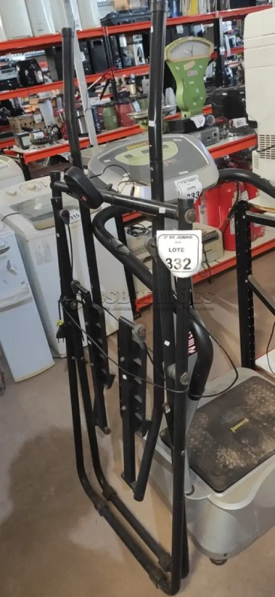 LOTE 332 - 01 SIMULADOR DE CAMINHADA. (NO ESTADO) ATENÇÃO! FAZER A VISITAÇÃO ANTES DE ARREMATAR, NÃO SABEMOS SE FUNCIONA, LEILÃO NÃO TEM GARANTIA E NEM DEVOLUÇÃO, SUJEITO A POSSÍVEIS AVARIAS VISÍVEIS/OCULTAS E/OU AUSÊNCIA DE COMPONENTES.