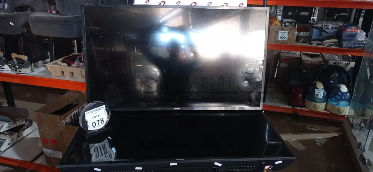LOTE 078 - 02 TVS 43’’ MARCA SAMSUNG PARA RETIRADA DE PEÇAS. (NO ESTADO) ATENÇÃO! FAZER A VISITAÇÃO ANTES DE ARREMATAR, NÃO SABEMOS SE FUNCIONA, LEILÃO NÃO TEM GARANTIA E NEM DEVOLUÇÃO, SUJEITO A POSSÍVEIS AVARIAS VISÍVEIS/OCULTAS E/OU AUSÊNCIA DE COMPONENTES.