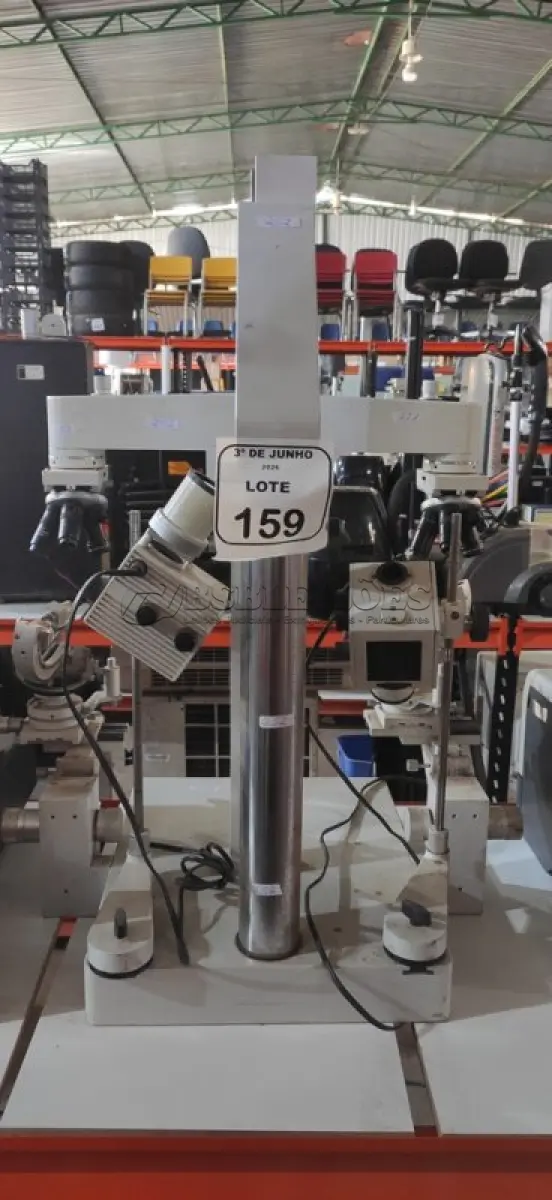 LOTE 159 - 01 MICROSCÓPIO FORENSE MARCA LEITZ. (NO ESTADO) ATENÇÃO! FAZER A VISITAÇÃO ANTES DE ARREMATAR, NÃO SABEMOS SE FUNCIONA, LEILÃO NÃO TEM GARANTIA E NEM DEVOLUÇÃO, SUJEITO A POSSÍVEIS AVARIAS VISÍVEIS/OCULTAS E/OU AUSÊNCIA DE COMPONENTES.