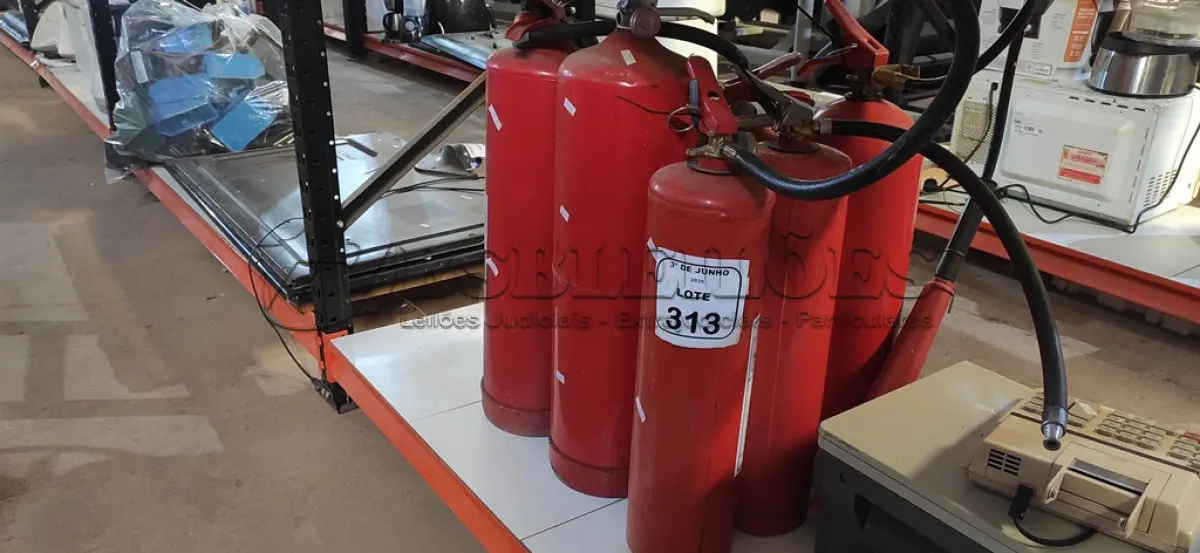 LOTE 313 - 07 EXTINTORES DE TAMANHOS DIVERSOS. (NO ESTADO) ATENÇÃO! FAZER A VISITAÇÃO ANTES DE ARREMATAR, NÃO SABEMOS SE FUNCIONA, LEILÃO NÃO TEM GARANTIA E NEM DEVOLUÇÃO, SUJEITO A POSSÍVEIS AVARIAS VISÍVEIS/OCULTAS E/OU AUSÊNCIA DE COMPONENTES.