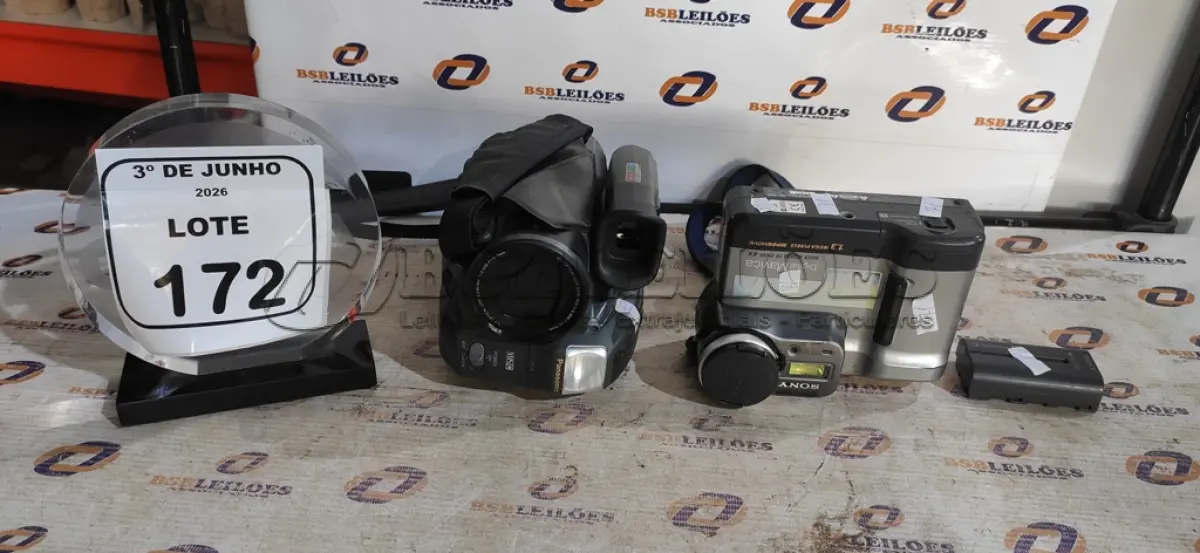 LOTE 172 - 02 FILMADORAS MARCAS SONY E PANASONIC. (NO ESTADO) ATENÇÃO! FAZER A VISITAÇÃO ANTES DE ARREMATAR, NÃO SABEMOS SE FUNCIONA, LEILÃO NÃO TEM GARANTIA E NEM DEVOLUÇÃO, SUJEITO A POSSÍVEIS AVARIAS VISÍVEIS/OCULTAS E/OU AUSÊNCIA DE COMPONENTES.