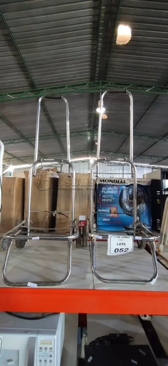 LOTE 052 - 02 CARRINHOS DE FEIRA. (NO ESTADO) ATENÇÃO! FAZER A VISITAÇÃO ANTES DE ARREMATAR, NÃO SABEMOS SE FUNCIONA, LEILÃO NÃO TEM GARANTIA E NEM DEVOLUÇÃO, SUJEITO A POSSÍVEIS AVARIAS VISÍVEIS/OCULTAS E/OU AUSÊNCIA DE COMPONENTES.