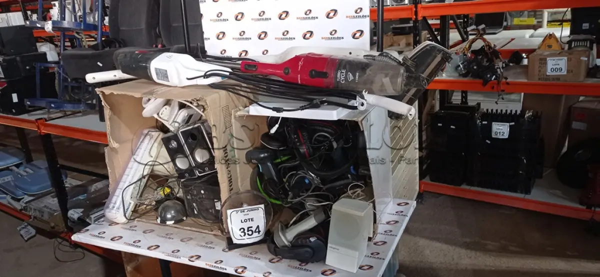 LOTE 354 - 03 ASPIRADORES DE PÓ E VÁRIAS CAIXAS DE SOM PARAPC, HEADPHONES, LUMINÁRIAS E ELETRÔNICOS DIVERSOS. (NO ESTADO) ATENÇÃO! FAZER A VISITAÇÃO ANTES DE ARREMATAR, NÃO SABEMOS SE FUNCIONA, LEILÃO NÃO TEM GARANTIA E NEM DEVOLUÇÃO, SUJEITO A POSSÍVEIS AVARIAS VISÍVEIS/OCULTAS E/OU AUSÊNCIA DE COMPONENTES.