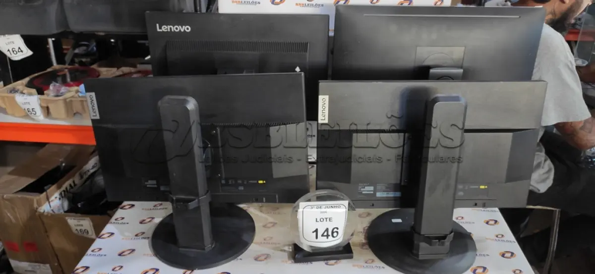 LOTE 146 - 04 MONITORES MODELOS THINLVISION MARCA LENOVO. (NO ESTADO) ATENÇÃO! FAZER A VISITAÇÃO ANTES DE ARREMATAR, NÃO SABEMOS SE FUNCIONA, LEILÃO NÃO TEM GARANTIA E NEM DEVOLUÇÃO, SUJEITO A POSSÍVEIS AVARIAS VISÍVEIS/OCULTAS E/OU AUSÊNCIA DE COMPONENTES.
