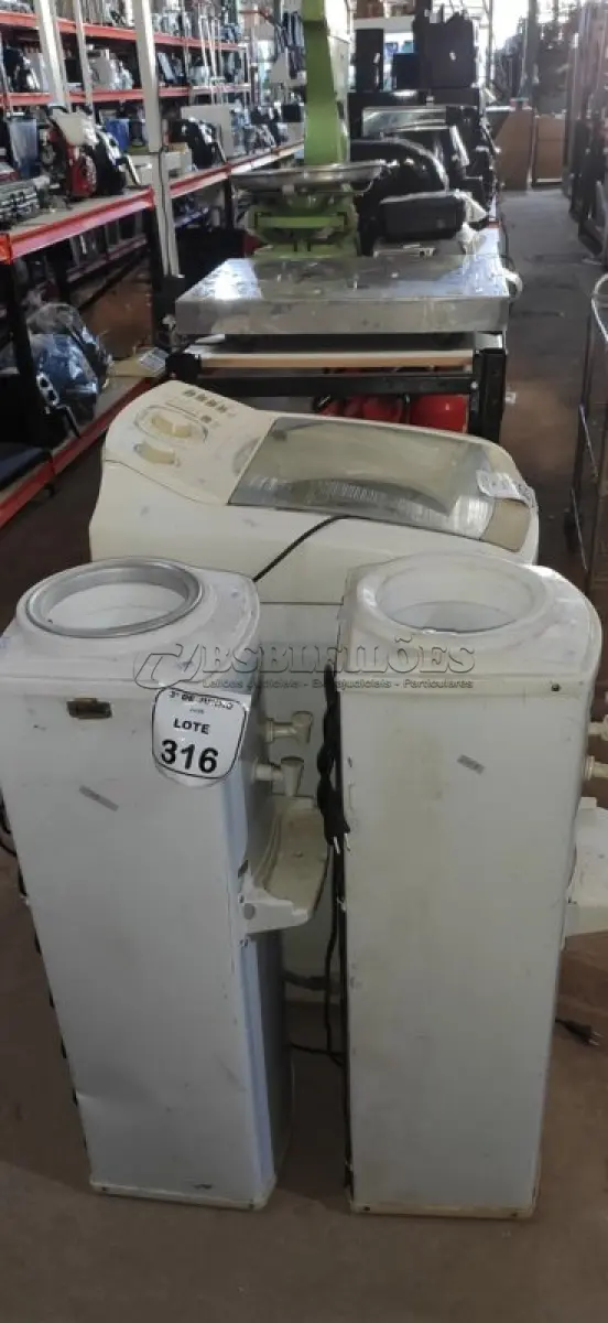 LOTE 316 - 02 BEBEDOUROS PARA GARRAFÃO MARCA IBELL. (NO ESTADO) ATENÇÃO! FAZER A VISITAÇÃO ANTES DE ARREMATAR, NÃO SABEMOS SE FUNCIONA, LEILÃO NÃO TEM GARANTIA E NEM DEVOLUÇÃO, SUJEITO A POSSÍVEIS AVARIAS VISÍVEIS/OCULTAS E/OU AUSÊNCIA DE COMPONENTES.