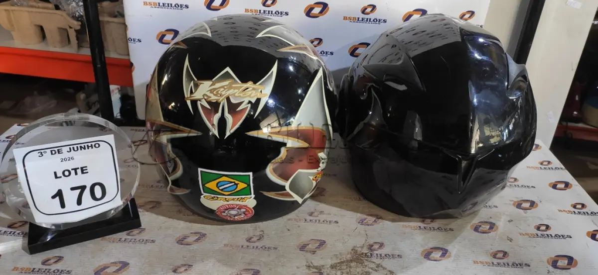 LOTE 170 - 02 CAPACETES DE MOTOCICLISTA. (NO ESTADO) ATENÇÃO! FAZER A VISITAÇÃO ANTES DE ARREMATAR, NÃO SABEMOS SE FUNCIONA, LEILÃO NÃO TEM GARANTIA E NEM DEVOLUÇÃO, SUJEITO A POSSÍVEIS AVARIAS VISÍVEIS/OCULTAS E/OU AUSÊNCIA DE COMPONENTES.