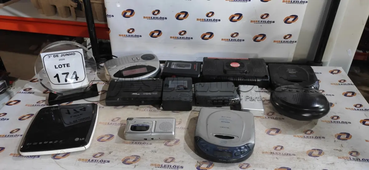 LOTE 174 - 01 LOTE COM VÁRIOS GRAVADORES DE VOZ, REPRODUTORES DE MÚSICA E ELETRÔNICOS DIVERSOS. (NO ESTADO) ATENÇÃO! FAZER A VISITAÇÃO ANTES DE ARREMATAR, NÃO SABEMOS SE FUNCIONA, LEILÃO NÃO TEM GARANTIA E NEM DEVOLUÇÃO, SUJEITO A POSSÍVEIS AVARIAS VISÍVEIS/OCULTAS E/OU AUSÊNCIA DE COMPONENTES.