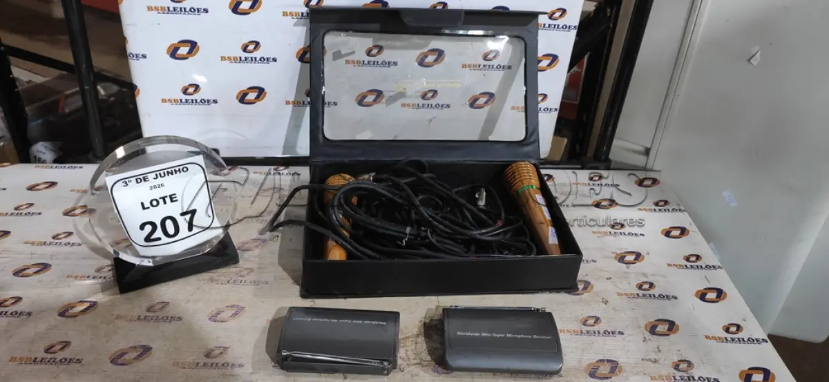 LOTE 207 - 02 MICROFONES COM CABOS MARCA SONY. (NO ESTADO) ATENÇÃO! FAZER A VISITAÇÃO ANTES DE ARREMATAR, NÃO SABEMOS SE FUNCIONA, LEILÃO NÃO TEM GARANTIA E NEM DEVOLUÇÃO, SUJEITO A POSSÍVEIS AVARIAS VISÍVEIS/OCULTAS E/OU AUSÊNCIA DE COMPONENTES.