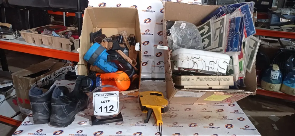 LOTE 112 - 01 PAR DE BOTAS E.P.I. TAM. 38, 01 ETIQUETADORA, 03 LANTERNAS DE MODELOS DIVERSOS, 01 CENTRAL DE ALARME, 01 CENTRAL PABX MARCA INTELBRAS E GRANDES QUANTIDADES DE BAINHAS PARA CANIVETES, PLACAS DE SINALIZAÇÃO E ALFINETES. (NO ESTADO) ATENÇÃO! FAZER A VISITAÇÃO ANTES DE ARREMATAR, NÃO SABEMOS SE FUNCIONA, LEILÃO NÃO TEM GARANTIA E NEM DEVOLUÇÃO, SUJEITO A POSSÍVEIS AVARIAS VISÍVEIS/OCULTAS E/OU AUSÊNCIA DE COMPONENTES.