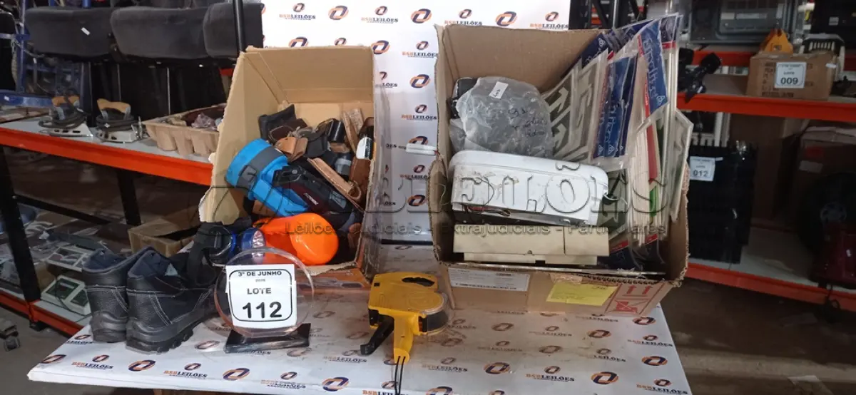 LOTE 112 - 01 PAR DE BOTAS E.P.I. TAM. 38, 01 ETIQUETADORA, 03 LANTERNAS DE MODELOS DIVERSOS, 01 CENTRAL DE ALARME, 01 CENTRAL PABX MARCA INTELBRAS E GRANDES QUANTIDADES DE BAINHAS PARA CANIVETES, PLACAS DE SINALIZAÇÃO E ALFINETES. (NO ESTADO) ATENÇÃO! FAZER A VISITAÇÃO ANTES DE ARREMATAR, NÃO SABEMOS SE FUNCIONA, LEILÃO NÃO TEM GARANTIA E NEM DEVOLUÇÃO, SUJEITO A POSSÍVEIS AVARIAS VISÍVEIS/OCULTAS E/OU AUSÊNCIA DE COMPONENTES.