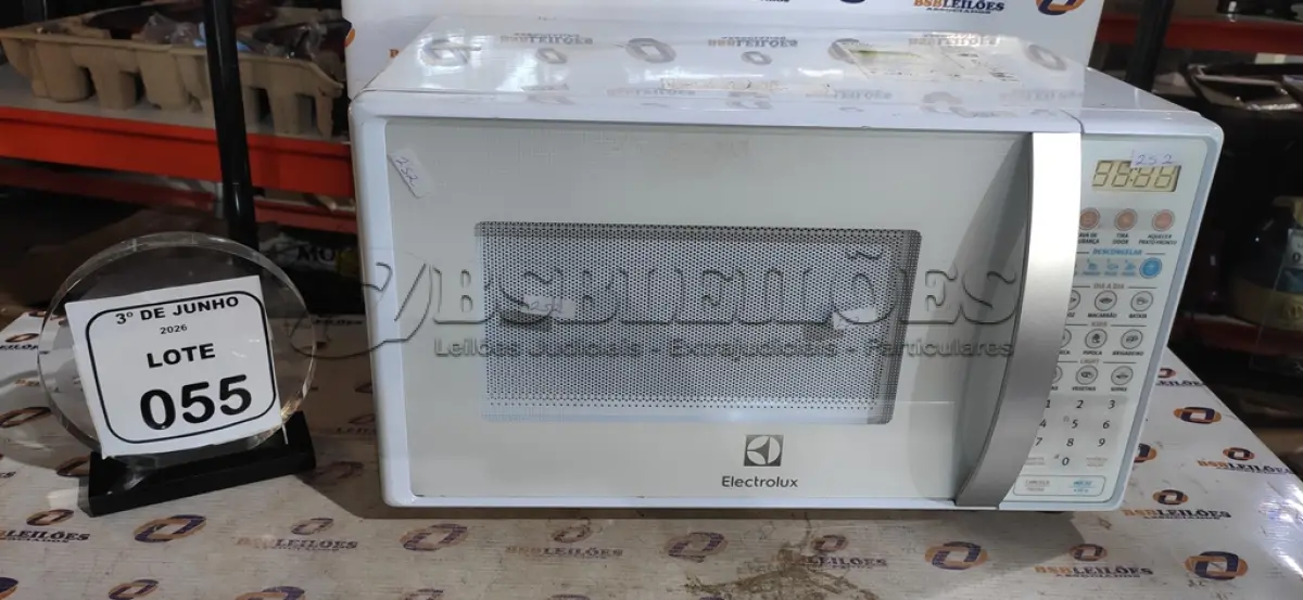 LOTE 055 - 01 MICRO-ONDAS MODELO MT030 127V MARCA ELECTROLUX COM PRATO. (NO ESTADO) ATENÇÃO! FAZER A VISITAÇÃO ANTES DE ARREMATAR, NÃO SABEMOS SE FUNCIONA, LEILÃO NÃO TEM GARANTIA E NEM DEVOLUÇÃO, SUJEITO A POSSÍVEIS AVARIAS VISÍVEIS/OCULTAS E/OU AUSÊNCIA DE COMPONENTES.