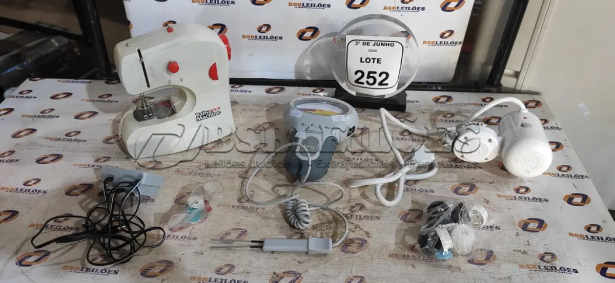 LOTE 252 - 01 TORNEIRA ELÉTRICA DIGITAL 127V, 01 MEDIDOR DE PH E CLORO E 01 MINI MÁQUINA DE COSTURA. (NO ESTADO) ATENÇÃO! FAZER A VISITAÇÃO ANTES DE ARREMATAR, NÃO SABEMOS SE FUNCIONA, LEILÃO NÃO TEM GARANTIA E NEM DEVOLUÇÃO, SUJEITO A POSSÍVEIS AVARIAS VISÍVEIS/OCULTAS E/OU AUSÊNCIA DE COMPONENTES.