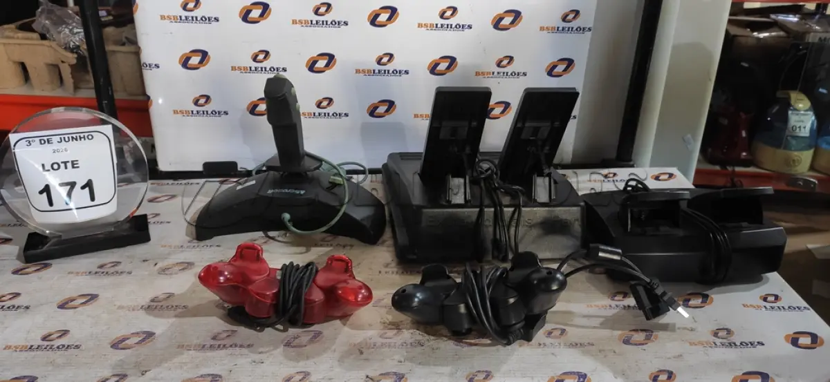 LOTE 171 - 05 CONTROLES PARA VÍDEO GAME DE MARCAS E MODELOS DIVERSOS. (NO ESTADO) ATENÇÃO! FAZER A VISITAÇÃO ANTES DE ARREMATAR, NÃO SABEMOS SE FUNCIONA, LEILÃO NÃO TEM GARANTIA E NEM DEVOLUÇÃO, SUJEITO A POSSÍVEIS AVARIAS VISÍVEIS/OCULTAS E/OU AUSÊNCIA DE COMPONENTES.