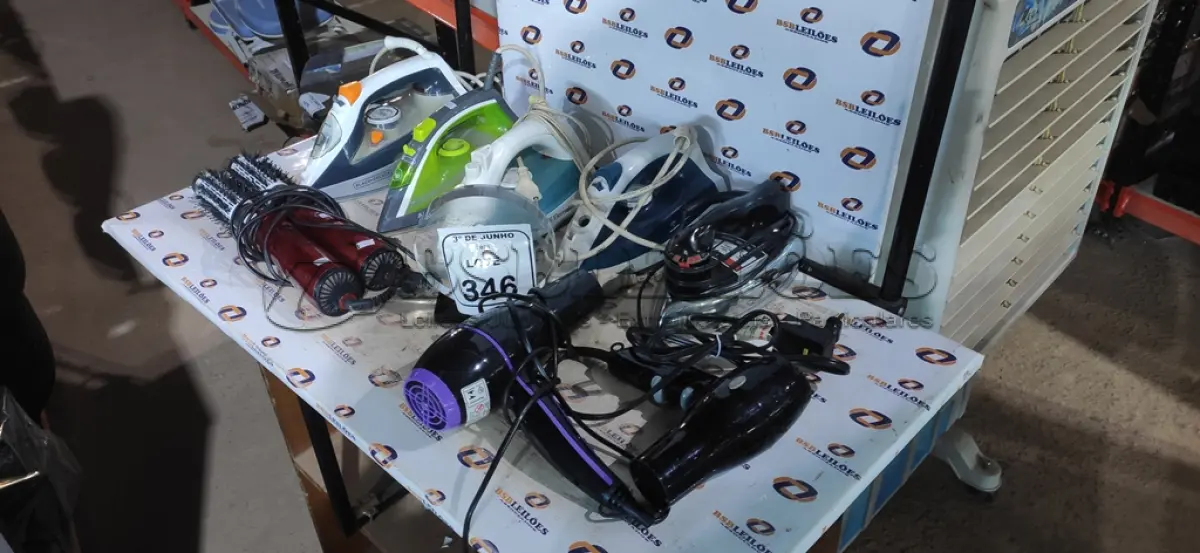 LOTE 346 - 02 SECADORES DE CABELO, 02 ESCOVAS DE CABELO E 05 FERROS DE PASSAR DE MARCAS E MODELOS DIVERSOS. (NO ESTADO) ATENÇÃO! FAZER A VISITAÇÃO ANTES DE ARREMATAR, NÃO SABEMOS SE FUNCIONA, LEILÃO NÃO TEM GARANTIA E NEM DEVOLUÇÃO, SUJEITO A POSSÍVEIS AVARIAS VISÍVEIS/OCULTAS E/OU AUSÊNCIA DE COMPONENTES.
