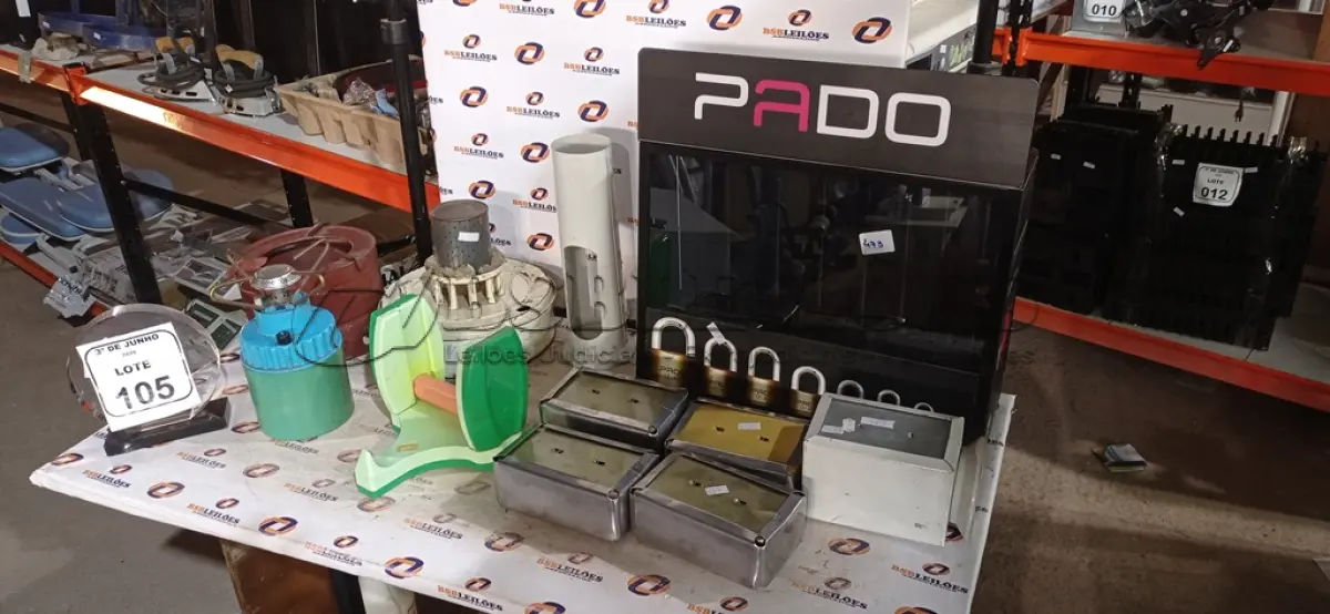 LOTE 105 - 02 FOGAREIROS PORTÁTEIS, 01 EXPOSITOR DE CADEADOS MARCA PADO E VÁRIOS PORTA GUARDANAPOS E PORTA CANUDOS. (NO ESTADO) ATENÇÃO! FAZER A VISITAÇÃO ANTES DE ARREMATAR, NÃO SABEMOS SE FUNCIONA, LEILÃO NÃO TEM GARANTIA E NEM DEVOLUÇÃO, SUJEITO A POSSÍVEIS AVARIAS VISÍVEIS/OCULTAS E/OU AUSÊNCIA DE COMPONENTES.