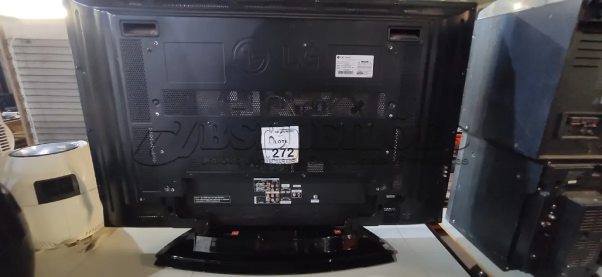 LOTE 272 - 01 TV 42’’ MARCA LG PARA RETIRADA DE PEÇAS. (NO ESTADO) ATENÇÃO! FAZER A VISITAÇÃO ANTES DE ARREMATAR, NÃO SABEMOS SE FUNCIONA, LEILÃO NÃO TEM GARANTIA E NEM DEVOLUÇÃO, SUJEITO A POSSÍVEIS AVARIAS VISÍVEIS/OCULTAS E/OU AUSÊNCIA DE COMPONENTES.