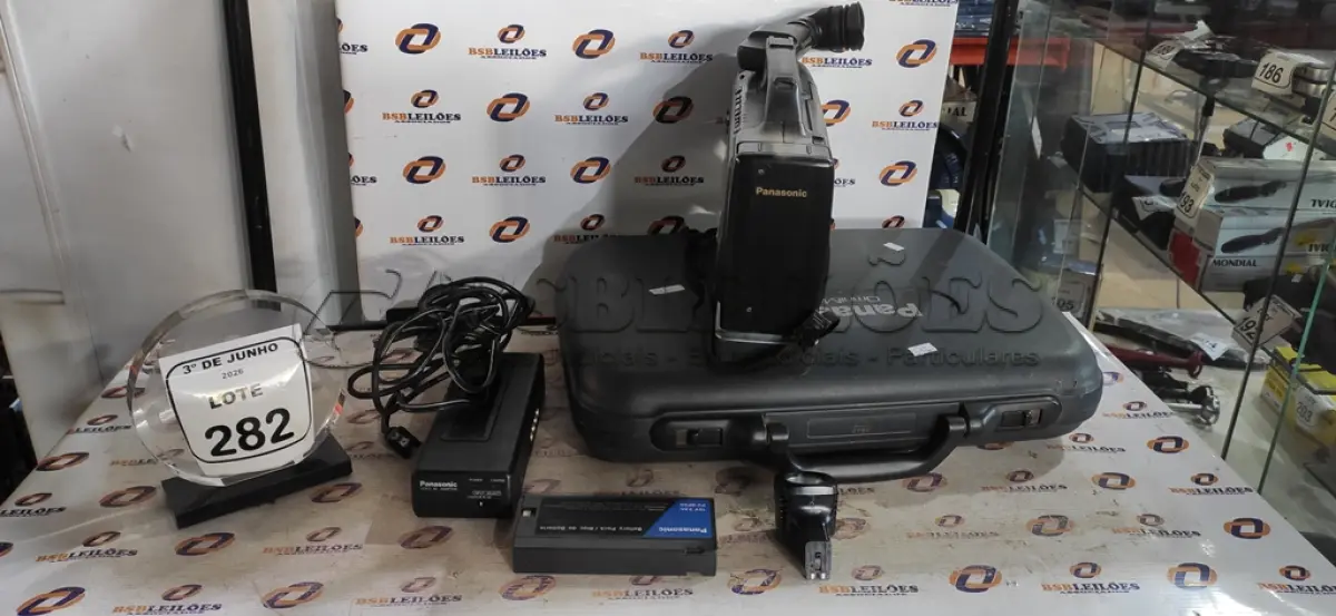 LOTE 282 - 01 FILMADORA MODELO OMNIMOVIE VHS COM MALETA E ACESSÓRIOS MARCA PANASONIC. (NO ESTADO) ATENÇÃO! FAZER A VISITAÇÃO ANTES DE ARREMATAR, NÃO SABEMOS SE FUNCIONA, LEILÃO NÃO TEM GARANTIA E NEM DEVOLUÇÃO, SUJEITO A POSSÍVEIS AVARIAS VISÍVEIS/OCULTAS E/OU AUSÊNCIA DE COMPONENTES.