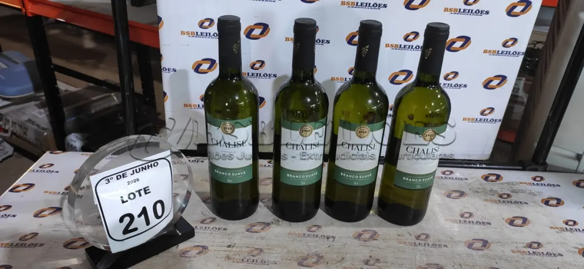 LOTE 210 - 04 GARRAFAS DE VINHO BRANCO SUAVE DE 750 ML MARCA CHALISE. (NO ESTADO) ATENÇÃO! FAZER A VISITAÇÃO ANTES DE ARREMATAR, NÃO SABEMOS SE FUNCIONA, LEILÃO NÃO TEM GARANTIA E NEM DEVOLUÇÃO, SUJEITO A POSSÍVEIS AVARIAS VISÍVEIS/OCULTAS E/OU AUSÊNCIA DE COMPONENTES.