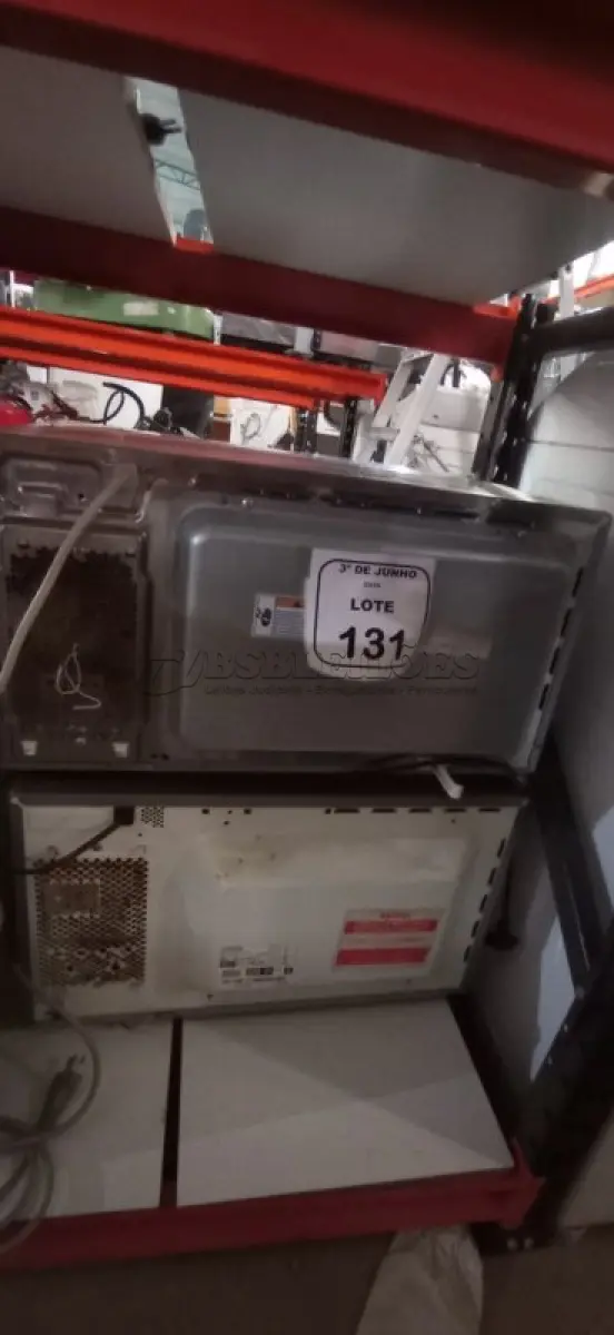 LOTE 131 - 02 MICRO-ONDAS MARCAS ELECTROLUX E BRASTEMP. (NO ESTADO) ATENÇÃO! FAZER A VISITAÇÃO ANTES DE ARREMATAR, NÃO SABEMOS SE FUNCIONA, LEILÃO NÃO TEM GARANTIA E NEM DEVOLUÇÃO, SUJEITO A POSSÍVEIS AVARIAS VISÍVEIS/OCULTAS E/OU AUSÊNCIA DE COMPONENTES.