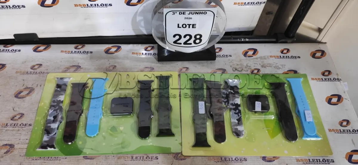LOTE 228 - 02 RELÓGIOS INTELIGENTES COM 05 PULSEIRAS. (NO ESTADO) ATENÇÃO! FAZER A VISITAÇÃO ANTES DE ARREMATAR, NÃO SABEMOS SE FUNCIONA, LEILÃO NÃO TEM GARANTIA E NEM DEVOLUÇÃO, SUJEITO A POSSÍVEIS AVARIAS VISÍVEIS/OCULTAS E/OU AUSÊNCIA DE COMPONENTES.