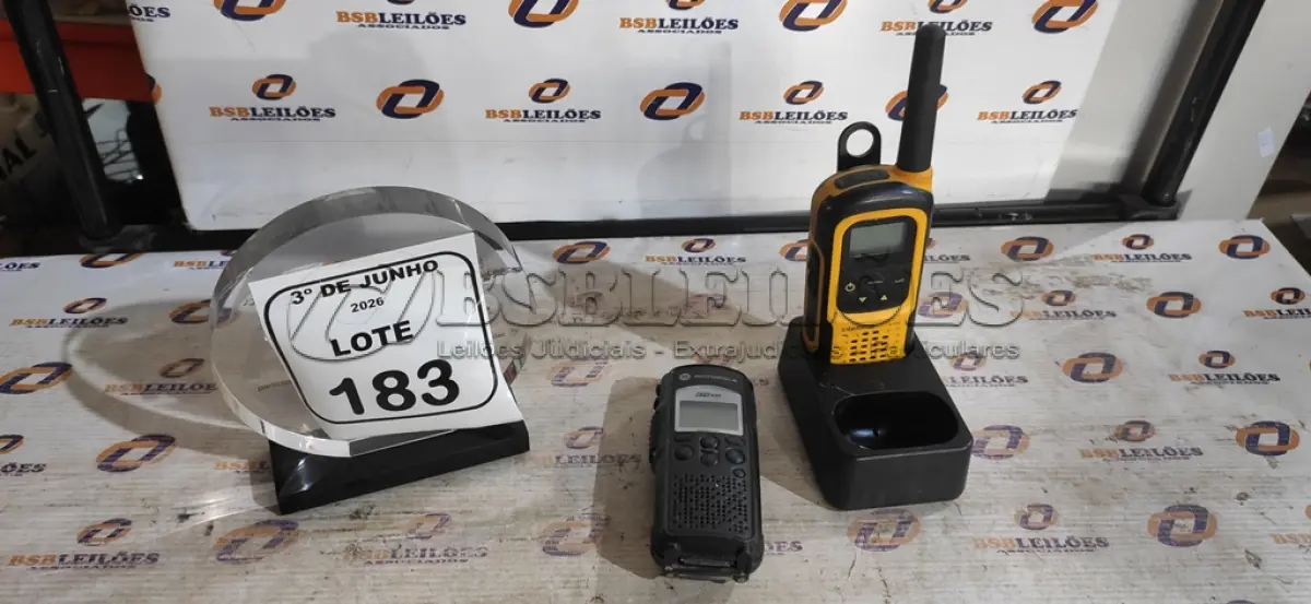 LOTE 183 - 02 RÁDIOS COMUNICADORES MARCAS INTELBRAS E MOTOROLA. (NO ESTADO) ATENÇÃO! FAZER A VISITAÇÃO ANTES DE ARREMATAR, NÃO SABEMOS SE FUNCIONA, LEILÃO NÃO TEM GARANTIA E NEM DEVOLUÇÃO, SUJEITO A POSSÍVEIS AVARIAS VISÍVEIS/OCULTAS E/OU AUSÊNCIA DE COMPONENTES.