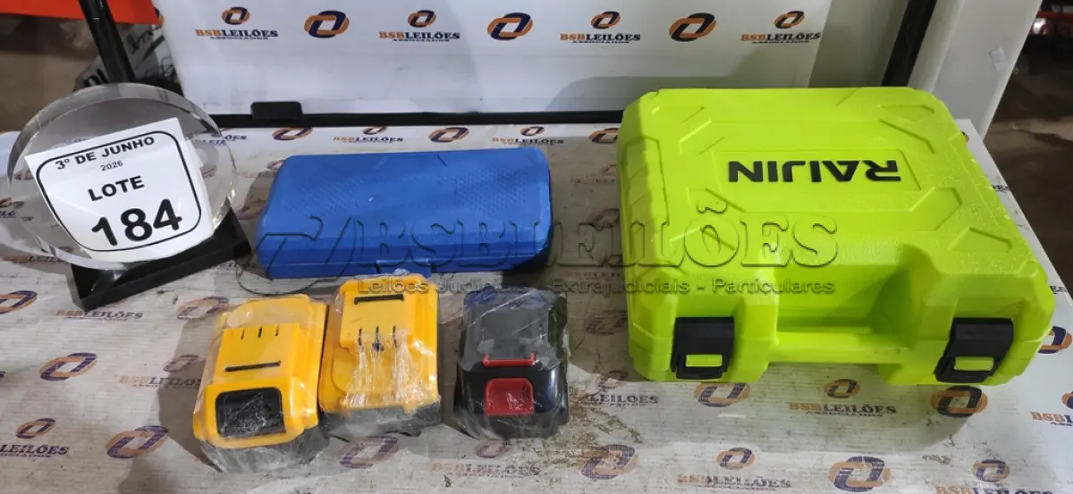 LOTE 184 - 05 BATERIAS PARA FERRAMENTAS, 01 JOGO DE BITS E SOQUETES E 02 CASES PARA FERRAMENTAS. (NO ESTADO) ATENÇÃO! FAZER A VISITAÇÃO ANTES DE ARREMATAR, NÃO SABEMOS SE FUNCIONA, LEILÃO NÃO TEM GARANTIA E NEM DEVOLUÇÃO, SUJEITO A POSSÍVEIS AVARIAS VISÍVEIS/OCULTAS E/OU AUSÊNCIA DE COMPONENTES.