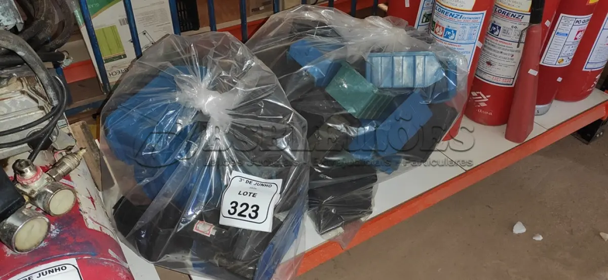 LOTE 323 - 01 LOTE COM GRANDE QUANTIDADE DE CAIXAS DE PLÁSTICO ORGANIZADORAS DE PARAFUSOS. (NO ESTADO) ATENÇÃO! FAZER A VISITAÇÃO ANTES DE ARREMATAR, NÃO SABEMOS SE FUNCIONA, LEILÃO NÃO TEM GARANTIA E NEM DEVOLUÇÃO, SUJEITO A POSSÍVEIS AVARIAS VISÍVEIS/OCULTAS E/OU AUSÊNCIA DE COMPONENTES.