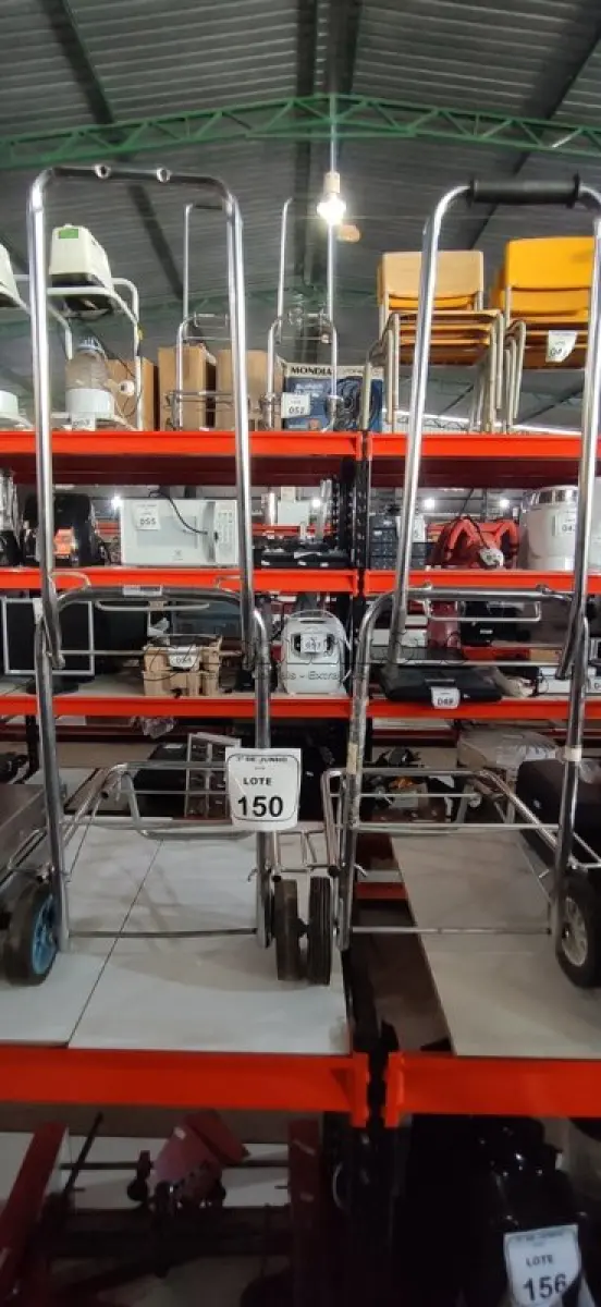 LOTE 150 - 02 CARRINHOS DE FEIRA. (NO ESTADO) ATENÇÃO! FAZER A VISITAÇÃO ANTES DE ARREMATAR, NÃO SABEMOS SE FUNCIONA, LEILÃO NÃO TEM GARANTIA E NEM DEVOLUÇÃO, SUJEITO A POSSÍVEIS AVARIAS VISÍVEIS/OCULTAS E/OU AUSÊNCIA DE COMPONENTES.