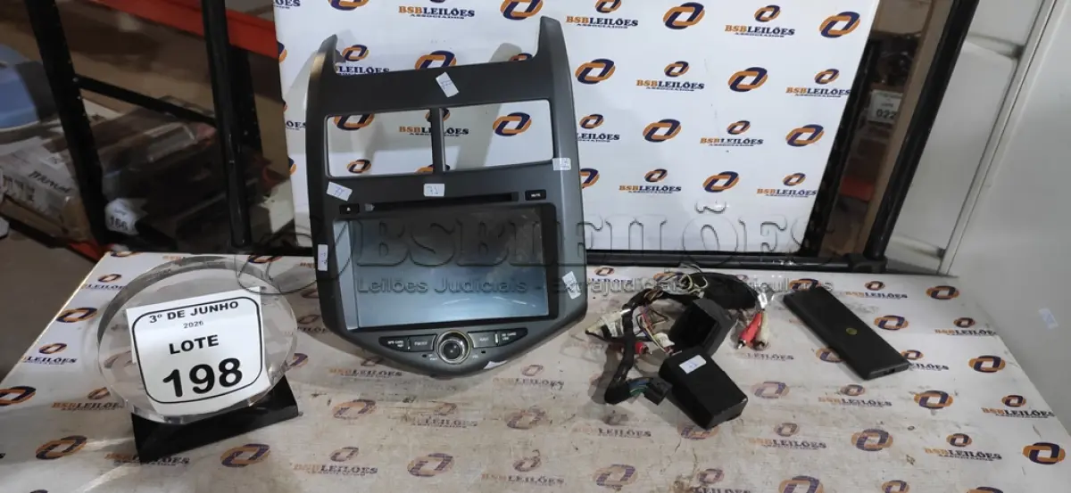 LOTE 198 - 01 APARELHO DE SOM MULTIMIDIA AUTOMOTIVO. (NO ESTADO) ATENÇÃO! FAZER A VISITAÇÃO ANTES DE ARREMATAR, NÃO SABEMOS SE FUNCIONA, LEILÃO NÃO TEM GARANTIA E NEM DEVOLUÇÃO, SUJEITO A POSSÍVEIS AVARIAS VISÍVEIS/OCULTAS E/OU AUSÊNCIA DE COMPONENTES.