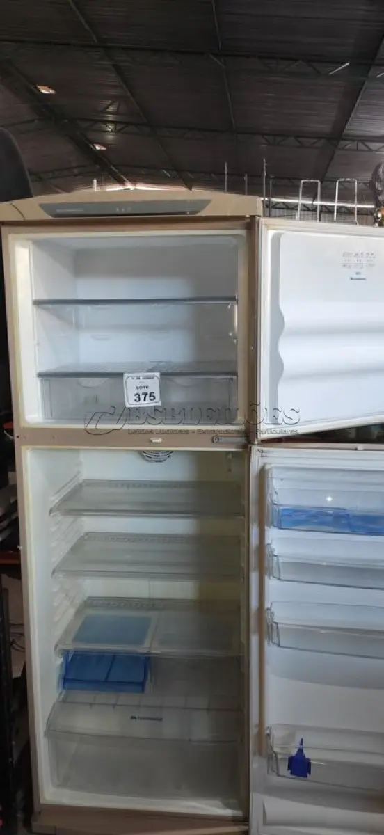 LOTE 375 - 01 GELADEIRA 460L 220V MARCA CONTINENTAL. (NO ESTADO) ATENÇÃO! FAZER A VISITAÇÃO ANTES DE ARREMATAR, NÃO SABEMOS SE FUNCIONA, LEILÃO NÃO TEM GARANTIA E NEM DEVOLUÇÃO, SUJEITO A POSSÍVEIS AVARIAS VISÍVEIS/OCULTAS E/OU AUSÊNCIA DE COMPONENTES.