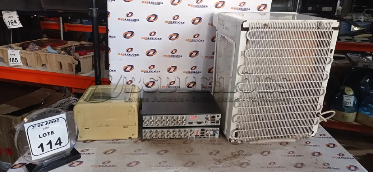 LOTE 114 - 01 RELÓGIO DE PONTO, 02 APARELHOS DVR E 01 PURIFICADOR DE ÁGUA. (NO ESTADO) ATENÇÃO! FAZER A VISITAÇÃO ANTES DE ARREMATAR, NÃO SABEMOS SE FUNCIONA, LEILÃO NÃO TEM GARANTIA E NEM DEVOLUÇÃO, SUJEITO A POSSÍVEIS AVARIAS VISÍVEIS/OCULTAS E/OU AUSÊNCIA DE COMPONENTES.