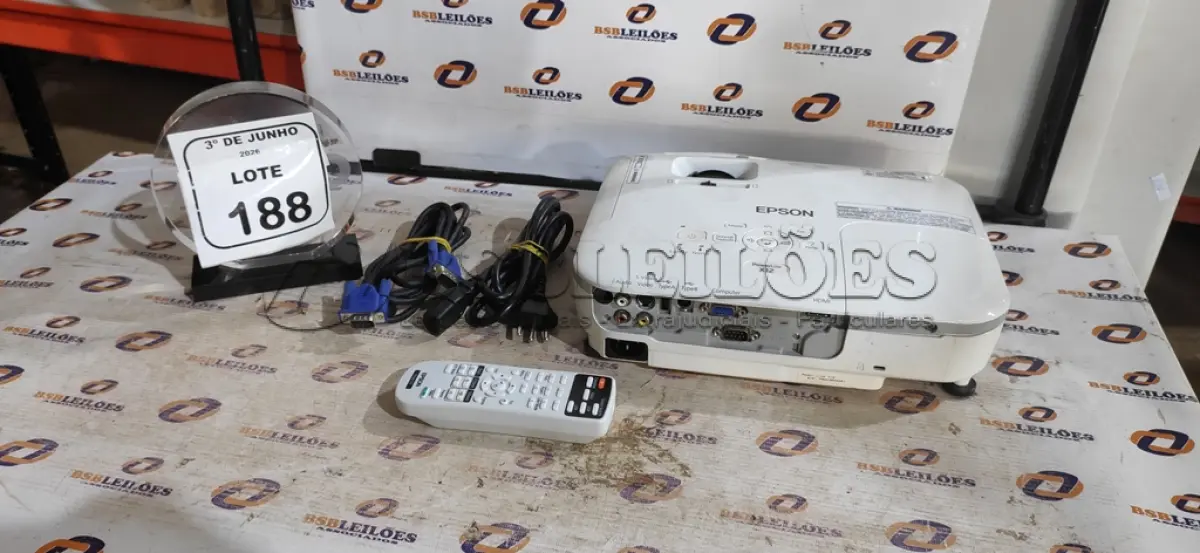 LOTE 188 - 01 PROJETOR COM CABOS E BOLSA MARCA EPSON. (NO ESTADO) ATENÇÃO! FAZER A VISITAÇÃO ANTES DE ARREMATAR, NÃO SABEMOS SE FUNCIONA, LEILÃO NÃO TEM GARANTIA E NEM DEVOLUÇÃO, SUJEITO A POSSÍVEIS AVARIAS VISÍVEIS/OCULTAS E/OU AUSÊNCIA DE COMPONENTES.