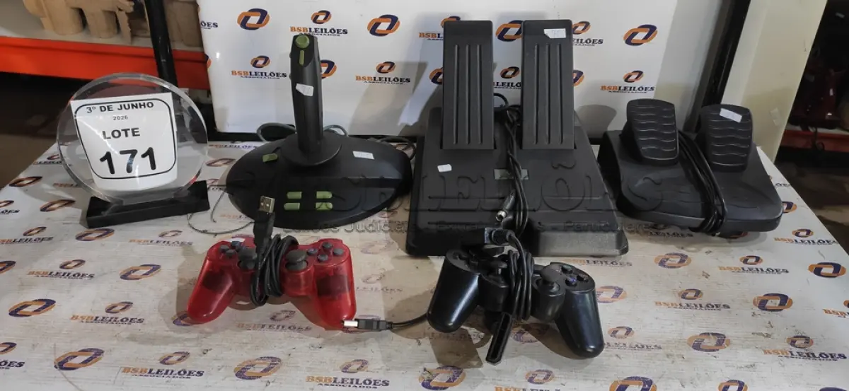 LOTE 171 - 05 CONTROLES PARA VÍDEO GAME DE MARCAS E MODELOS DIVERSOS. (NO ESTADO) ATENÇÃO! FAZER A VISITAÇÃO ANTES DE ARREMATAR, NÃO SABEMOS SE FUNCIONA, LEILÃO NÃO TEM GARANTIA E NEM DEVOLUÇÃO, SUJEITO A POSSÍVEIS AVARIAS VISÍVEIS/OCULTAS E/OU AUSÊNCIA DE COMPONENTES.