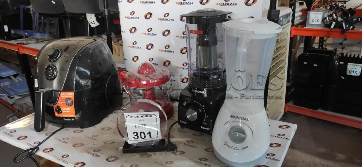 LOTE 301 - 01 AIR FRYER DE 4L, 01 ESPREMEDOR DE FRUTAS E 02 LIQUIDIFICADORES MARCA MONDIAL. (NO ESTADO) ATENÇÃO! FAZER A VISITAÇÃO ANTES DE ARREMATAR, NÃO SABEMOS SE FUNCIONA, LEILÃO NÃO TEM GARANTIA E NEM DEVOLUÇÃO, SUJEITO A POSSÍVEIS AVARIAS VISÍVEIS/OCULTAS E/OU AUSÊNCIA DE COMPONENTES.