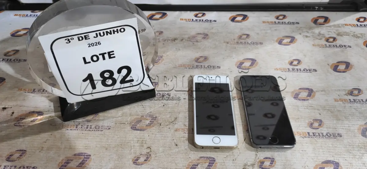 LOTE 182 - 02 IPHONES MODELOS ANTIGOS PARA RETIRADA DE PEÇAS. (NO ESTADO) ATENÇÃO! FAZER A VISITAÇÃO ANTES DE ARREMATAR, NÃO SABEMOS SE FUNCIONA, LEILÃO NÃO TEM GARANTIA E NEM DEVOLUÇÃO, SUJEITO A POSSÍVEIS AVARIAS VISÍVEIS/OCULTAS E/OU AUSÊNCIA DE COMPONENTES.