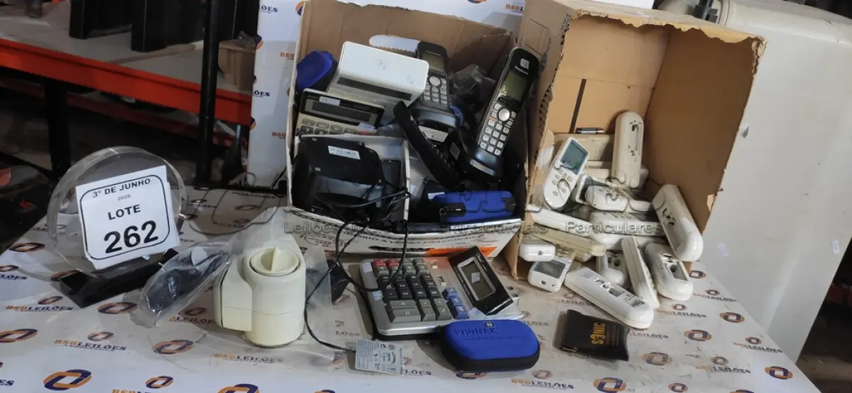 LOTE 262 - 01 LOTE COM GRANDE QUANTIDADE DE CONTROLES DE AR-CONDICIONADO, CALCULADORAS, TELEFONES FIXOS, APARELHOS AURICULARES E ELETRÔNICOS DIVERSOS. (NO ESTADO) ATENÇÃO! FAZER A VISITAÇÃO ANTES DE ARREMATAR, NÃO SABEMOS SE FUNCIONA, LEILÃO NÃO TEM GARANTIA E NEM DEVOLUÇÃO, SUJEITO A POSSÍVEIS AVARIAS VISÍVEIS/OCULTAS E/OU AUSÊNCIA DE COMPONENTES.