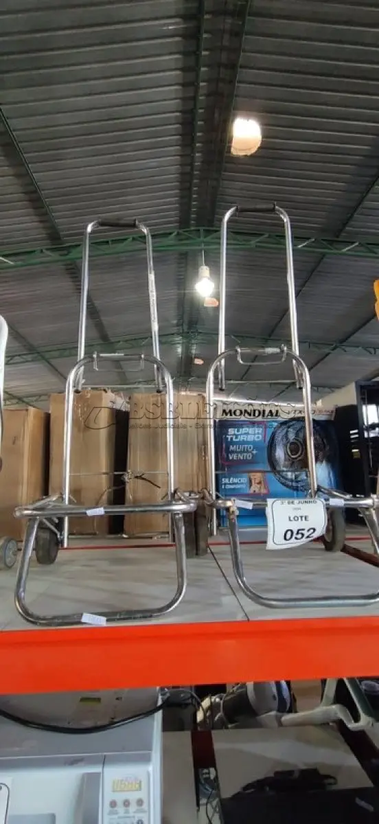 LOTE 052 - 02 CARRINHOS DE FEIRA. (NO ESTADO) ATENÇÃO! FAZER A VISITAÇÃO ANTES DE ARREMATAR, NÃO SABEMOS SE FUNCIONA, LEILÃO NÃO TEM GARANTIA E NEM DEVOLUÇÃO, SUJEITO A POSSÍVEIS AVARIAS VISÍVEIS/OCULTAS E/OU AUSÊNCIA DE COMPONENTES.